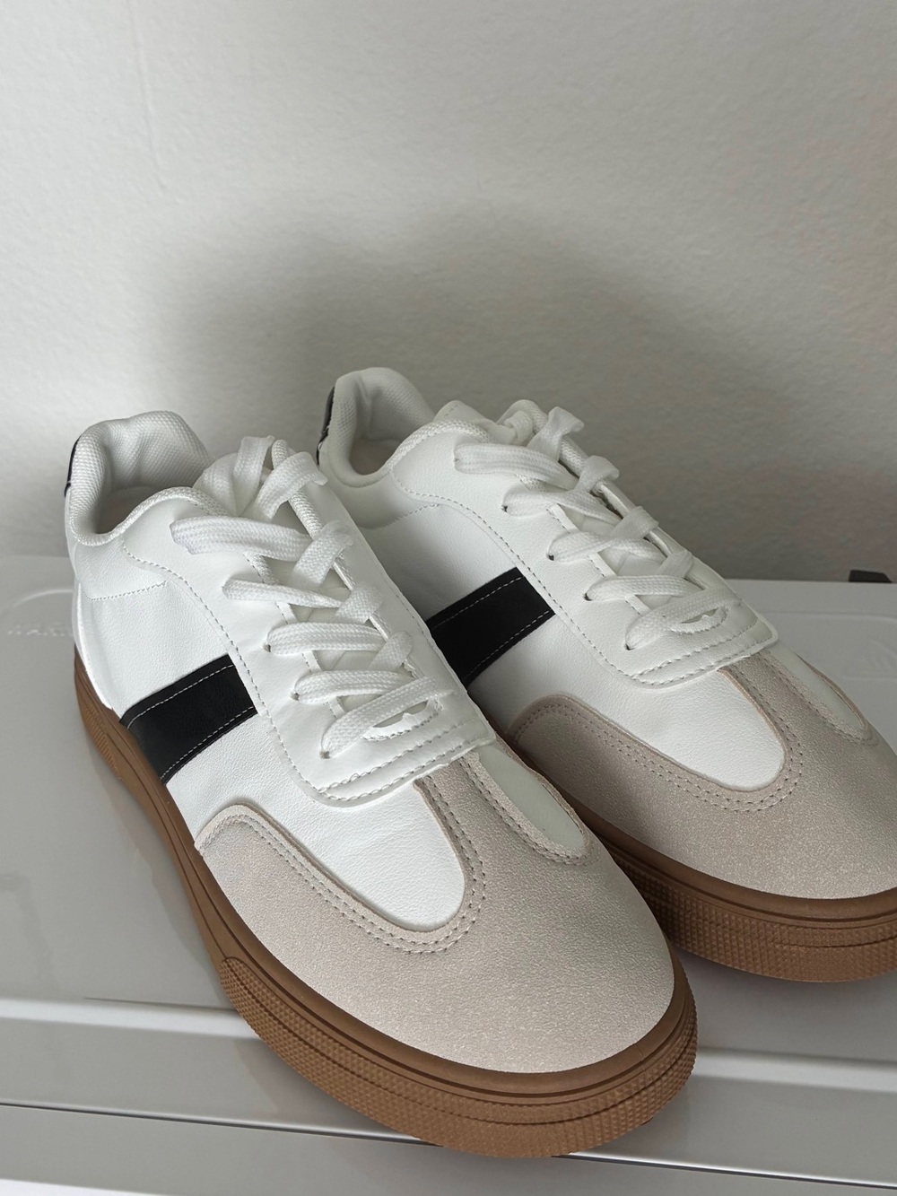 Women’s White Sneakers Size 9.5 EU 42 Black Stripe Casual Lace Up Shoes